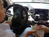Lái xe Uber, Grab “ngã ngửa” vì bị truy thu thuế Lái xe Uber, Grab “ngã ngửa” vì bị truy thu thuế