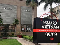 Sau kỉ nguyên chỉ gia công xuất khẩu cho các đại gia thời trang, nay hàng hiệu thế giới đổ xô vào Việt Nam bán hàng Sau kỉ nguyên chỉ gia công xuất khẩu cho các đại gia thời trang, nay hàng hiệu thế giới đổ xô vào Việt Nam bán hàng