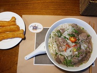 10 ngày sau khai trương, Phở Ông Khải nhận không ít lời khen, nhưng cũng nhiều lời chê "nước nguội, thịt bở, phục vụ kém" 10 ngày sau khai trương, Phở Ông Khải nhận không ít lời khen, nhưng cũng nhiều lời chê "nước nguội, thịt bở, phục vụ kém"