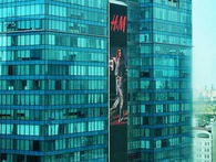 Poster H&M xuất hiện cực oách trên bảng quảng cáo siêu to ở Vincom Đồng Khởi, chính thức chào các tín đồ thời trang Việt Poster H&M xuất hiện cực oách trên bảng quảng cáo siêu to ở Vincom Đồng Khởi, chính thức chào các tín đồ thời trang Việt