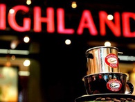 "Bình dân hóa" - Chiến lược giúp Highlands trở thành chuỗi cà phê "bá chủ" ở Việt Nam, khiến Starbucks và Trung Nguyên cũng phải "hít khói" "Bình dân hóa" - Chiến lược giúp Highlands trở thành chuỗi cà phê "bá chủ" ở Việt Nam, khiến Starbucks và Trung Nguyên cũng phải "hít khói"