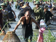 Hà Tĩnh: Hàng trăm người đội nắng xuống đầm bắt cá để cầu may Hà Tĩnh: Hàng trăm người đội nắng xuống đầm bắt cá để cầu may