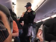"Mánh" kiếm lợi nhuận đằng sau quyết định yêu cầu hành khách rời chuyến bay của United Airlines "Mánh" kiếm lợi nhuận đằng sau quyết định yêu cầu hành khách rời chuyến bay của United Airlines