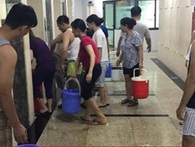 Hàng vạn cư dân Linh Đàm “khát” nước: Các công ty cấp nước nói thẳng lý do Hàng vạn cư dân Linh Đàm “khát” nước: Các công ty cấp nước nói thẳng lý do