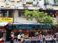 "Nữ thành hoàng" phố sách Đinh Lễ đã về trời nhưng ký ức vẫn vẹn nguyên trong tâm trí người ở lại "Nữ thành hoàng" phố sách Đinh Lễ đã về trời nhưng ký ức vẫn vẹn nguyên trong tâm trí người ở lại