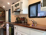 Độc đáo ngôi nhà di động tiện nghi được ‘hô biến’ từ xe bus cũ Độc đáo ngôi nhà di động tiện nghi được ‘hô biến’ từ xe bus cũ