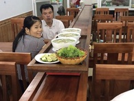 Quán phở lạ nhất Việt Nam: Điều khiển từ xa, phở tự chạy ra mời khách Quán phở lạ nhất Việt Nam: Điều khiển từ xa, phở tự chạy ra mời khách