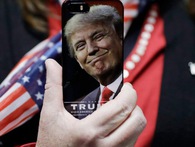 Tổng thống Trump gây bất ngờ khi muốn liên lạc với các nhà lãnh đạo khác bằng điện thoại di động cá nhân Tổng thống Trump gây bất ngờ khi muốn liên lạc với các nhà lãnh đạo khác bằng điện thoại di động cá nhân