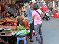 Bị siêu thị, cửa hàng tiện lợi, thậm chí cả tạp hóa cạnh tranh quyết liệt, chợ truyền thống ở các đô thị đang ngày càng teo tóp Bị siêu thị, cửa hàng tiện lợi, thậm chí cả tạp hóa cạnh tranh quyết liệt, chợ truyền thống ở các đô thị đang ngày càng teo tóp