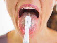 Quên chải lưỡi khi đánh răng gây ra 4 bệnh nguy hiểm: Đây là cách làm sạch lưỡi hàng ngày Quên chải lưỡi khi đánh răng gây ra 4 bệnh nguy hiểm: Đây là cách làm sạch lưỡi hàng ngày