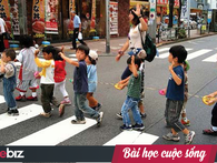 Nhìn cách trẻ em Nhật Bản sang đường, cha mẹ Việt Nam học được điều gì? Nhìn cách trẻ em Nhật Bản sang đường, cha mẹ Việt Nam học được điều gì?