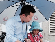 Anh nhân viên ngân hàng dành giờ nghỉ trưa mỗi ngày để dạy chữ cho cô bé vé số ngay trên vỉa hè Sài Gòn Anh nhân viên ngân hàng dành giờ nghỉ trưa mỗi ngày để dạy chữ cho cô bé vé số ngay trên vỉa hè Sài Gòn