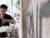 Chuyện của chú Ba Sài Gòn - Người đàn ông 40 năm đẩy xe bán chè vỉa hè chỉ bằng một tay Chuyện của chú Ba Sài Gòn - Người đàn ông 40 năm đẩy xe bán chè vỉa hè chỉ bằng một tay