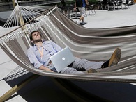 Chuyện lạ ở Silicon Valley: Có những nhân viên đi làm như đi du lịch, đến văn phòng ngồi chơi và rồi lĩnh cả cục tiền cuối tháng Chuyện lạ ở Silicon Valley: Có những nhân viên đi làm như đi du lịch, đến văn phòng ngồi chơi và rồi lĩnh cả cục tiền cuối tháng