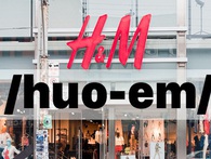 Học cách đọc tên các hãng thời trang "hàng auth" bình dân sao cho đỡ quê Học cách đọc tên các hãng thời trang "hàng auth" bình dân sao cho đỡ quê