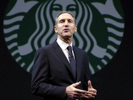 Sống trong khu ổ chuột, bán máu để trang trải học phí và giờ là tỷ phú, CEO Starbucks khẳng định: Đây là điều các bạn trẻ cần ghi nhớ Sống trong khu ổ chuột, bán máu để trang trải học phí và giờ là tỷ phú, CEO Starbucks khẳng định: Đây là điều các bạn trẻ cần ghi nhớ