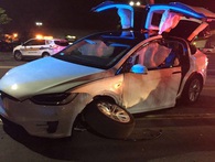 Chú rể bị tai nạn ô tô ngay trước ngày cưới nhưng vẫn sống, anh dành lời cảm ơn xe Tesla và Elon Musk vì đã cứu mạng mình Chú rể bị tai nạn ô tô ngay trước ngày cưới nhưng vẫn sống, anh dành lời cảm ơn xe Tesla và Elon Musk vì đã cứu mạng mình