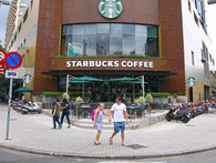 2 tuần sau khi dỡ bỏ bồn hoa và bậc thềm lấn chiếm vỉa hè, quán cafe Starbucks ngã 6 Phù Đổng trông vẫn ổn! 2 tuần sau khi dỡ bỏ bồn hoa và bậc thềm lấn chiếm vỉa hè, quán cafe Starbucks ngã 6 Phù Đổng trông vẫn ổn!