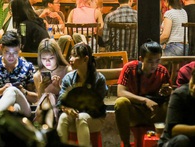 Giới trẻ làm gì trong các quán cafe mở cửa xuyên đêm ở Sài Gòn? Giới trẻ làm gì trong các quán cafe mở cửa xuyên đêm ở Sài Gòn?