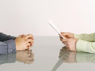 Bạn sẽ làm gì với tay mình trong cuộc phỏng vấn? Câu hỏi tưởng ngớ ngẩn nhưng thực ra 90% các nhà tuyển dụng đang nhìn vào tư thế tay để đánh giá ứng viên của mình Bạn sẽ làm gì với tay mình trong cuộc phỏng vấn? Câu hỏi tưởng ngớ ngẩn nhưng thực ra 90% các nhà tuyển dụng đang nhìn vào tư thế tay để đánh giá ứng viên của mình