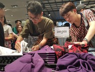 Vì sao người Việt mua áo ‘made in Vietnam’ 300.000 đồng chê đắt nhưng đội nắng 15 tiếng mua áo H&M 700.000 đồng vẫn khen rẻ ? Vì sao người Việt mua áo ‘made in Vietnam’ 300.000 đồng chê đắt nhưng đội nắng 15 tiếng mua áo H&M 700.000 đồng vẫn khen rẻ ?