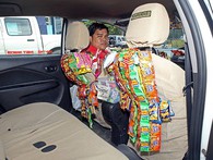 Vinasun bán bưởi không có gì mới, nhiều năm nay ở Philippines đã có lái xe taxi thu vài trăm nghìn mỗi ngày nhờ bán bim bim Vinasun bán bưởi không có gì mới, nhiều năm nay ở Philippines đã có lái xe taxi thu vài trăm nghìn mỗi ngày nhờ bán bim bim