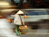 Bán hàng rong, chạy Grab thời vụ, bán đồ online đang cứu nền kinh tế Việt Nam và Đông Nam Á như thế nào? Bán hàng rong, chạy Grab thời vụ, bán đồ online đang cứu nền kinh tế Việt Nam và Đông Nam Á như thế nào?