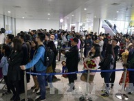 Chẳng cần to tát, du lịch Hà Nội hãy thay đổi bằng cách giúp nhân viên sân bay Nội Bài... biết cười Chẳng cần to tát, du lịch Hà Nội hãy thay đổi bằng cách giúp nhân viên sân bay Nội Bài... biết cười