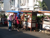 Những người bán hàng rong có thể thành cứu tinh cho nền kinh tế Indonesia bằng cách này Những người bán hàng rong có thể thành cứu tinh cho nền kinh tế Indonesia bằng cách này