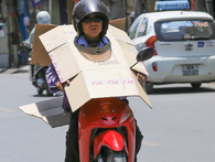 Chùm ảnh: Nghìn lẻ một "chiêu thức bá đạo" người dân Hà Nội đối phó với nắng nóng đỉnh điểm Chùm ảnh: Nghìn lẻ một "chiêu thức bá đạo" người dân Hà Nội đối phó với nắng nóng đỉnh điểm
