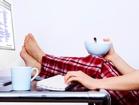 Làm việc ở nhà không khiến quan hệ đồng nghiệp xa cách như nhiều người tưởng, thực tế là mọi thứ còn khăng khít hơn Làm việc ở nhà không khiến quan hệ đồng nghiệp xa cách như nhiều người tưởng, thực tế là mọi thứ còn khăng khít hơn