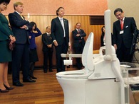 Ở Nhật Bản, giám đốc cũng phải đi cọ toilet! Lý do là... Ở Nhật Bản, giám đốc cũng phải đi cọ toilet! Lý do là...