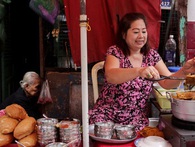 Chuyện cô Ba Sài Gòn có nụ cười giòn tan: Bán phá lấu 28 năm, nuôi 7 miệng ăn và mua nhà 3 tỷ Chuyện cô Ba Sài Gòn có nụ cười giòn tan: Bán phá lấu 28 năm, nuôi 7 miệng ăn và mua nhà 3 tỷ