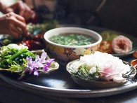 Giữa Sài Gòn xô bồ, vẫn có một nơi bạn có thể tĩnh tâm với đồ ăn thức uống "đơm hoa" Giữa Sài Gòn xô bồ, vẫn có một nơi bạn có thể tĩnh tâm với đồ ăn thức uống "đơm hoa"