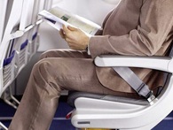 Khi đi máy bay bạn sẽ hay thấy người Nhật làm điều này nhưng vì sao thì chắc chắn bạn sẽ bất ngờ Khi đi máy bay bạn sẽ hay thấy người Nhật làm điều này nhưng vì sao thì chắc chắn bạn sẽ bất ngờ