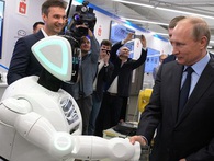 Chú Robot 2 lần chạy trốn khỏi phòng thí nghiệm được bắt tay với tổng thống Putin Chú Robot 2 lần chạy trốn khỏi phòng thí nghiệm được bắt tay với tổng thống Putin