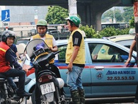 Bát nháo cảnh hàng chục tài xế xe ôm mặc áo giả GrabBike bắt khách ngay bến xe Mỹ Đình Bát nháo cảnh hàng chục tài xế xe ôm mặc áo giả GrabBike bắt khách ngay bến xe Mỹ Đình
