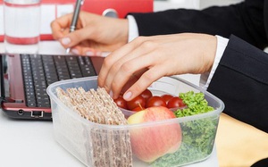 Biết hậu họa khôn lường này dân văn phòng còn dám ăn trưa tại bàn làm việc? Biết hậu họa khôn lường này dân văn phòng còn dám ăn trưa tại bàn làm việc?