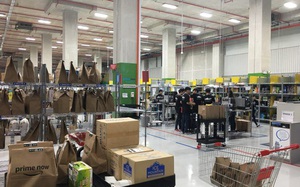 Những hình ảnh đầu tiên bên trong kho hàng khổng lồ của Amazon tại Đông Nam Á Những hình ảnh đầu tiên bên trong kho hàng khổng lồ của Amazon tại Đông Nam Á