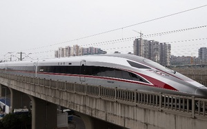 Trung Quốc: Tàu cao tốc nhanh nhất thế giới đi vào hoạt động, vận tốc 350 km/h, chạy êm đến mức đồng xu không đổ Trung Quốc: Tàu cao tốc nhanh nhất thế giới đi vào hoạt động, vận tốc 350 km/h, chạy êm đến mức đồng xu không đổ