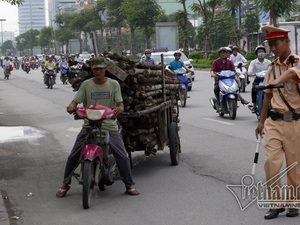 Hà Nội: Chở cồng kềnh, lái xe ngớ người khi bị bắt Hà Nội: Chở cồng kềnh, lái xe ngớ người khi bị bắt