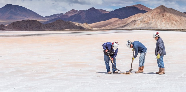 Cơn sốt xe điện đang gây nên cuộc đại chiến Lithium tại Châu Mỹ Latinh như thế nào?