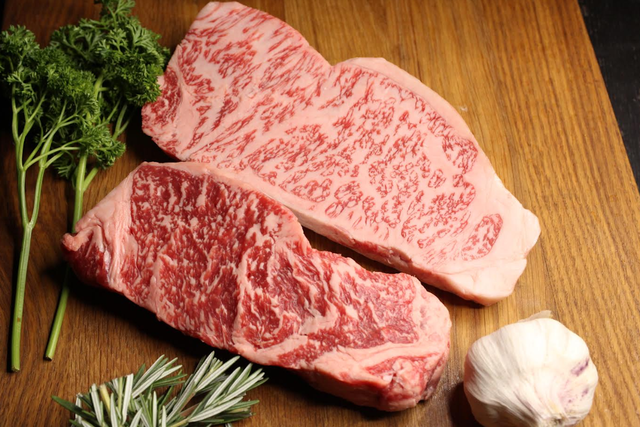  Từ món thịt bình dân của Nhật Bản, bò Wagyu đã trở thành loại thịt đắt đỏ ngang ngửa siêu xe như thế nào?  - Ảnh 1.