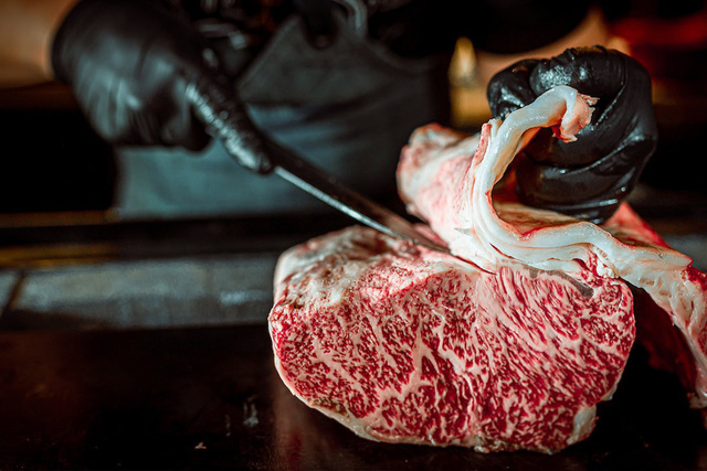  Từ món thịt bình dân của Nhật Bản, bò Wagyu đã trở thành loại thịt đắt đỏ ngang ngửa siêu xe như thế nào?  - Ảnh 4.