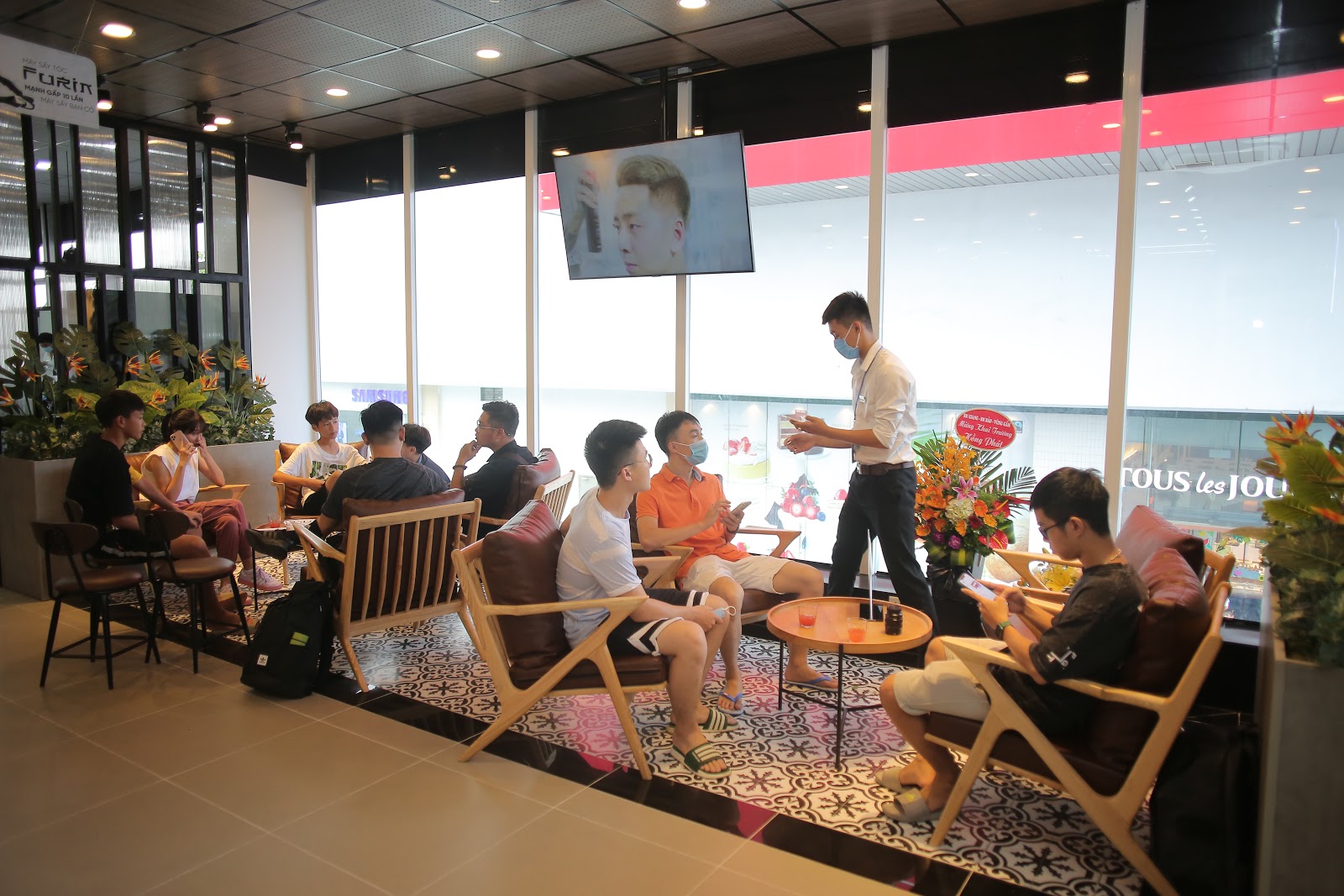 Khéo chiều khách như 30Shine, chỉ cắt tóc thôi mà làm hẳn khu chờ đỉnh như Starbucks - Ảnh 7.