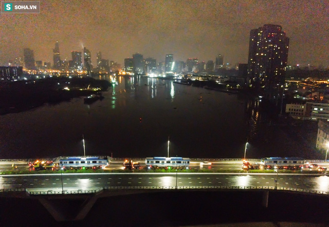 Xe cảnh sát xuyên đêm dẫn 3 toa tàu metro về depot Long Bình, trăm người Sài Gòn tò mò theo dõi - Ảnh 12. Xe cảnh sát xuyên đêm dẫn 3 toa tàu metro về depot Long Bình, trăm người Sài Gòn tò mò theo dõi - Ảnh 12.