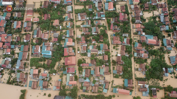 Chùm ảnh, video flycam: Cận cảnh lũ lịch sử nhấn chìm đường sá, ngập hàng ngàn ngôi nhà ở Quảng Bình - Ảnh 10.