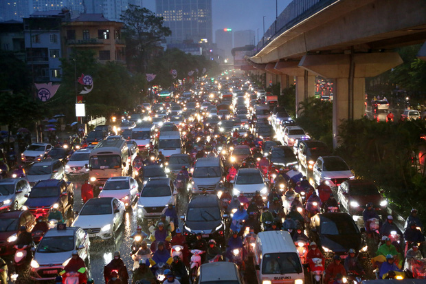 Hà Nội: Nhiều tuyến đường tắc cứng, người dân vật vã về nhà trong cơn mưa tầm tã do ảnh hưởng của bão số 7 - Ảnh 2.