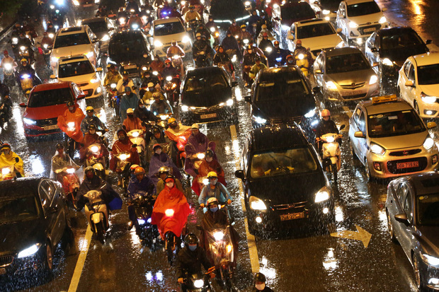 Hà Nội: Nhiều tuyến đường tắc cứng, người dân vật vã về nhà trong cơn mưa tầm tã do ảnh hưởng của bão số 7 - Ảnh 13.