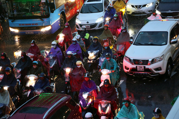Hà Nội: Nhiều tuyến đường tắc cứng, người dân vật vã về nhà trong cơn mưa tầm tã do ảnh hưởng của bão số 7 - Ảnh 4.